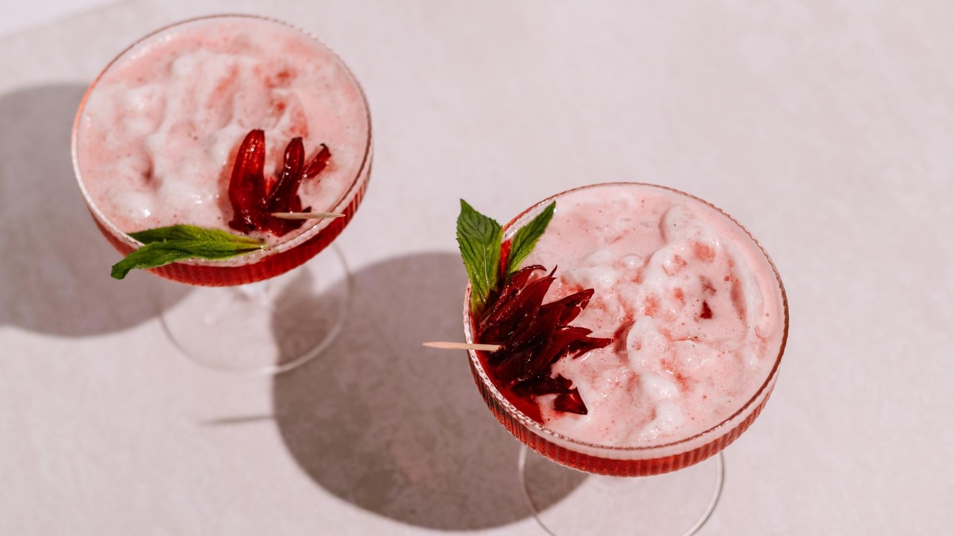 http://roogenic.com.au/cdn/shop/articles/Frozen_Hibiscus_Iced_Tea.jpg?v=1638521246